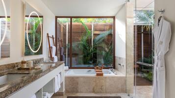 Badewanne und Dusche (separat), Designer-Toilettenartikel, Haartrockner