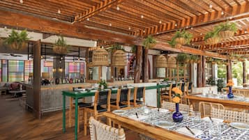 3 bares, 2 bares en la playa, bar en la piscina, bar junto a la piscina