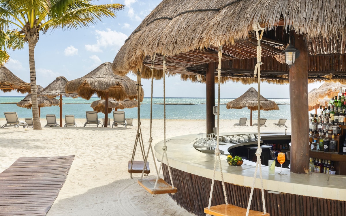 Rosewood Mayakoba pool area (image by Rosie Bell)