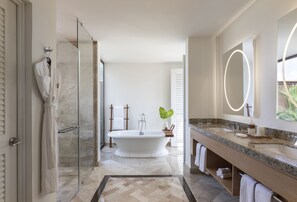 Presidential-Suite, Mehrere Betten, eigener Pool, Meerblick (El Camaleon) | Badezimmer | Badewanne und Dusche (separat), Designer-Toilettenartikel, Haartrockner