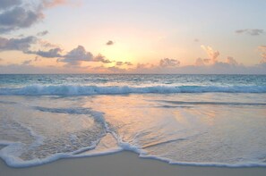 On the beach, white sand, sun-loungers, beach umbrellas - Fairmont Mayakoba Riviera Maya - All Inclusive (Playa del Carmen)