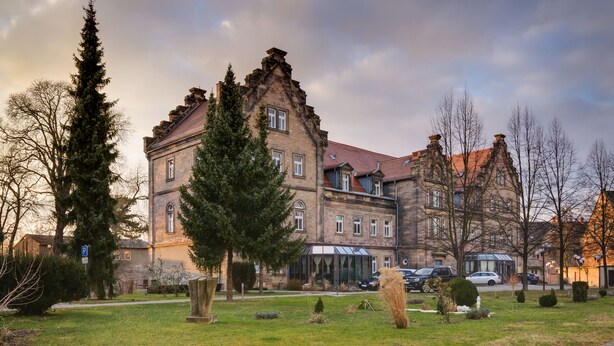 A historic building with a large garden, a conservatory, and a parking area. - Hotel Schloss Nebra (Nebra)