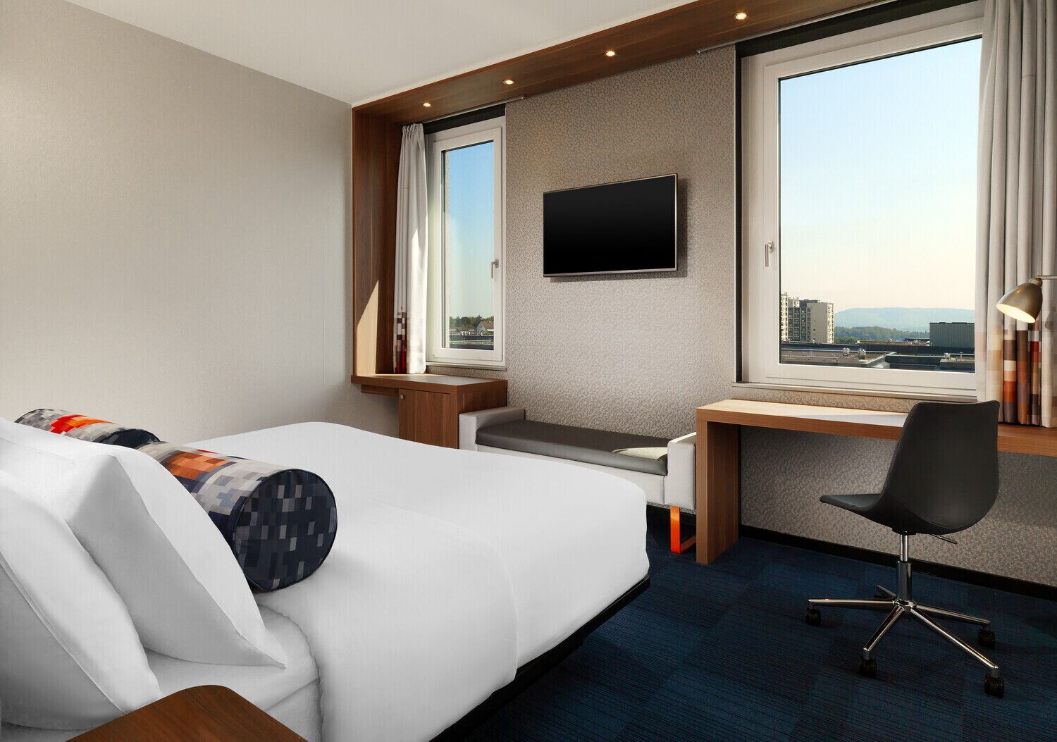 1 غرفة نوم وأغطية فراش متميزة وخزنة داخل الغرفة ومكتب