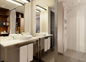 Douche, articles de toilette de luxe, sèche-cheveux, serviettes fournies