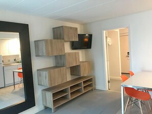 Suite Deluxe, cocineta ( Pool View Efficiency) | Wifi gratis y ropa de cama 