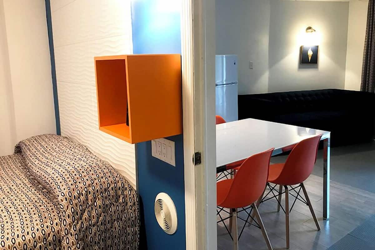Deluxe Suite, Kitchenette ( Pool View Efficiency) | Wi-fi percuma, cadar katil