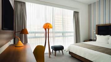 Frigobar, cofres nos quartos, escrivaninha, cortinas blackout