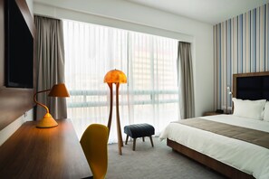 Minibar, caja de seguridad en la habitación y escritorio 