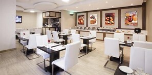 Se ofrece un desayuno bufé (35 AED por persona)