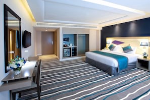 Junior Suite | Minibar, in-room safe, desk, iron/ironing board - Al Sarab Hotel (Dubai)