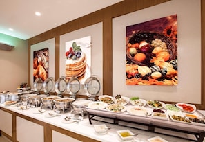 Breakfast, lunch, dinner served; international cuisine - Al Sarab Hotel (Dubai)