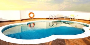 Outdoor pool - Al Sarab Hotel (Dubai)