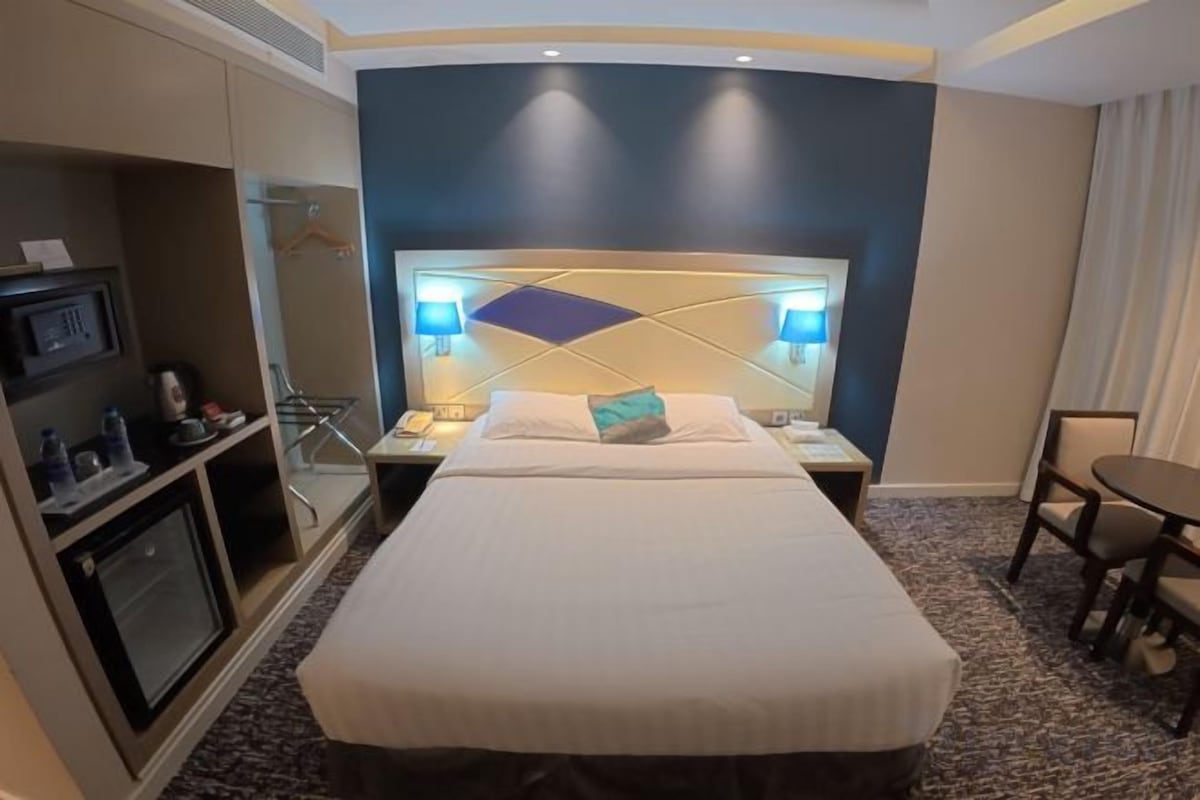 Minibar, in-room safe, desk, iron/ironing board (on request)