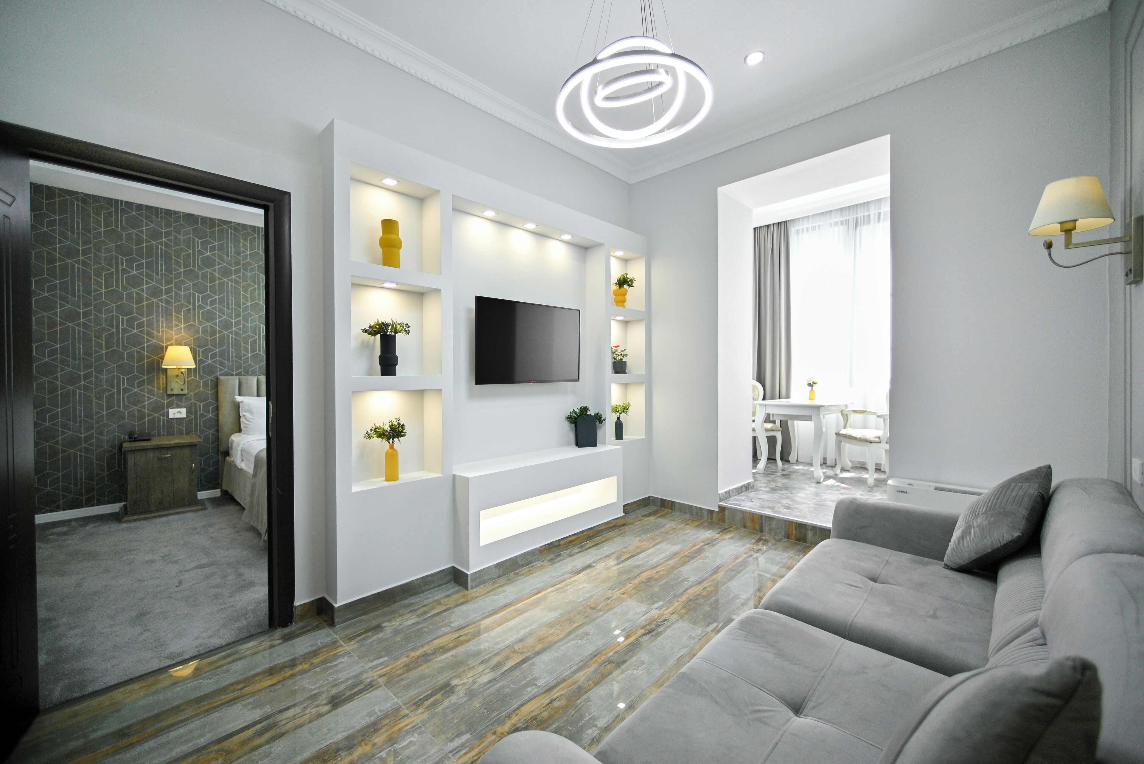 Superior-Apartment | Wohnbereich | 55-Zoll-Smart-TV mit Satellitenempfang