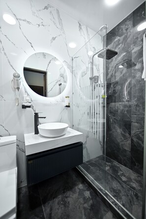 Superior King Room | Bathroom | Shower, rainfall showerhead, designer toiletries, hair dryer - Imperial Palace Hotel (Yerevan)