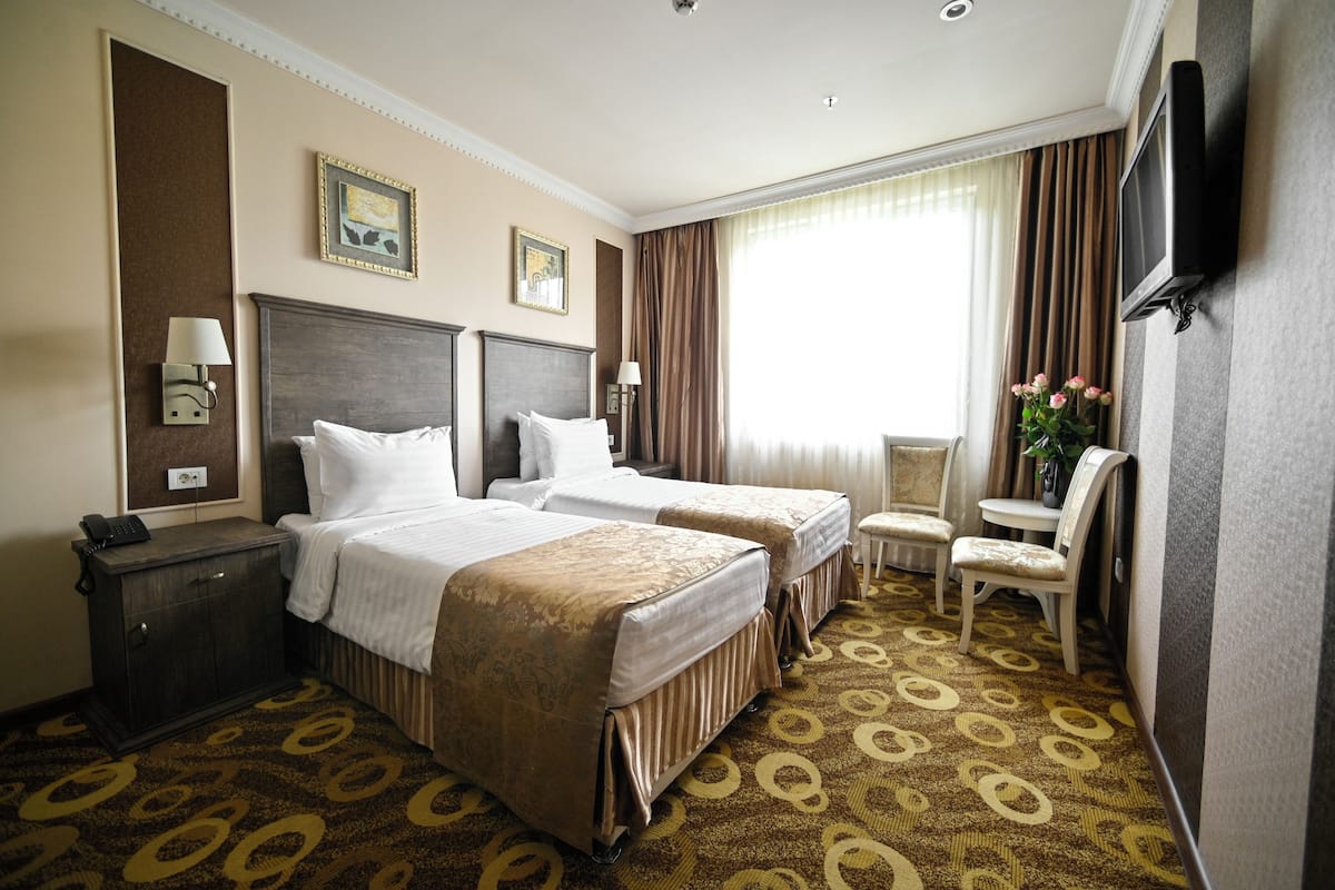Quarto duplo standard | 1 quarto, frigobar, cofres nos quartos, Wi-Fi de cortesia