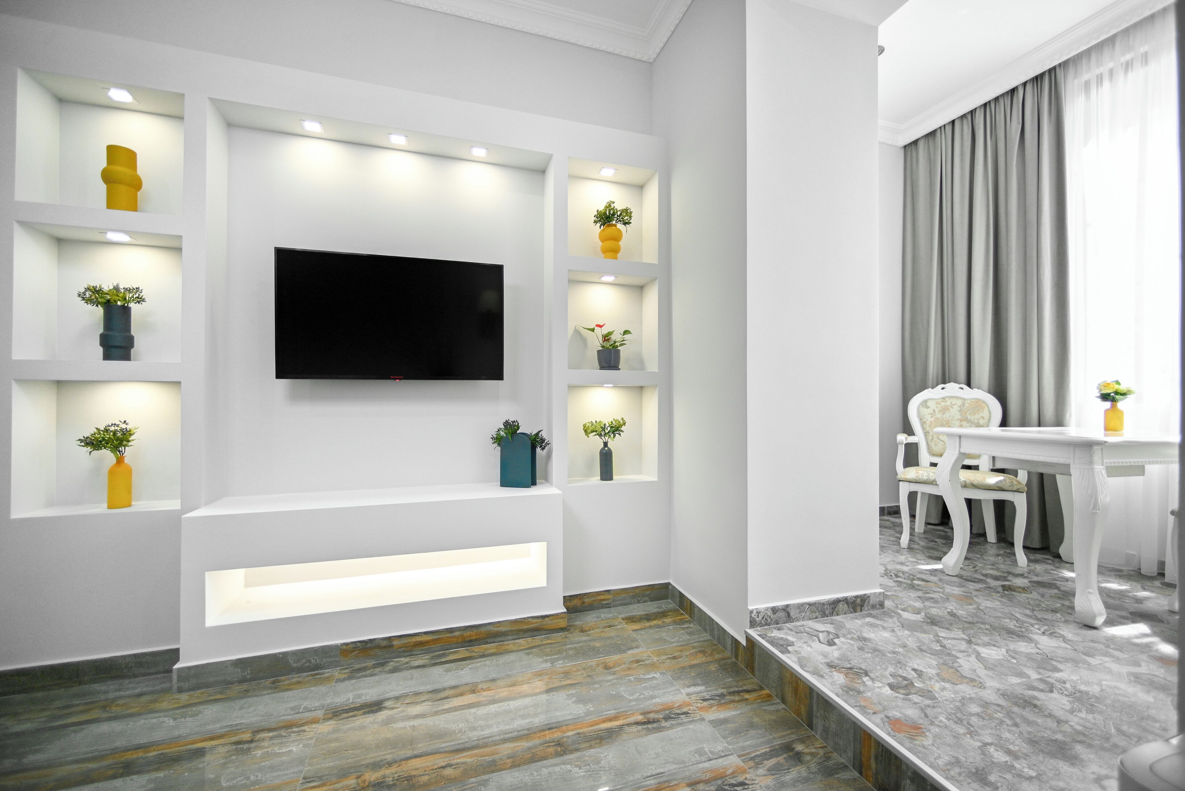 Superior appartement | Woonruimte | Een 55-inch smart-tv met satellietzenders