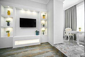 Lägenhet Superior | Vardagsrum | 55-tums smart-tv med satellitkanaler