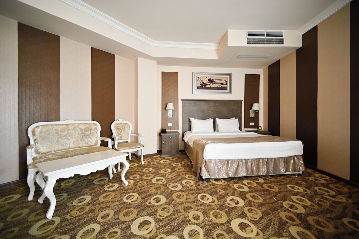 Quarto casal luxo | 1 quarto, frigobar, cofres nos quartos, Wi-Fi de cortesia