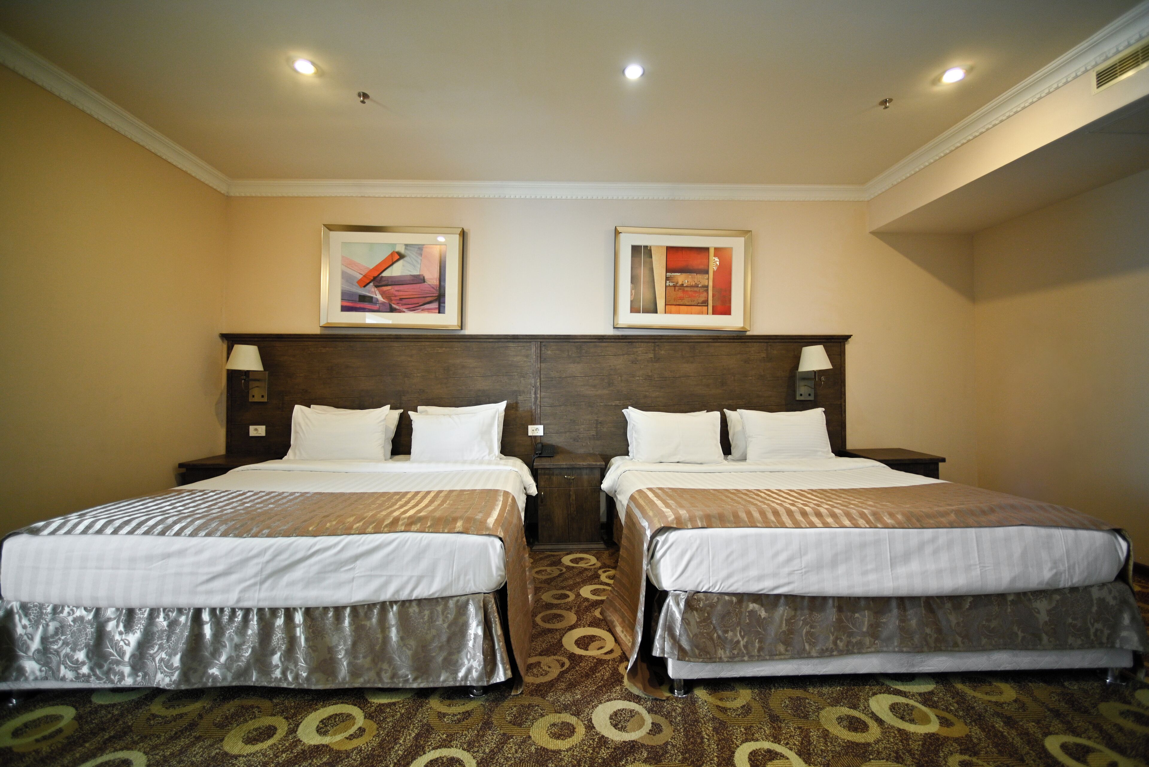 Minibar, Zimmersafe, kostenloses WLAN, Bettwäsche