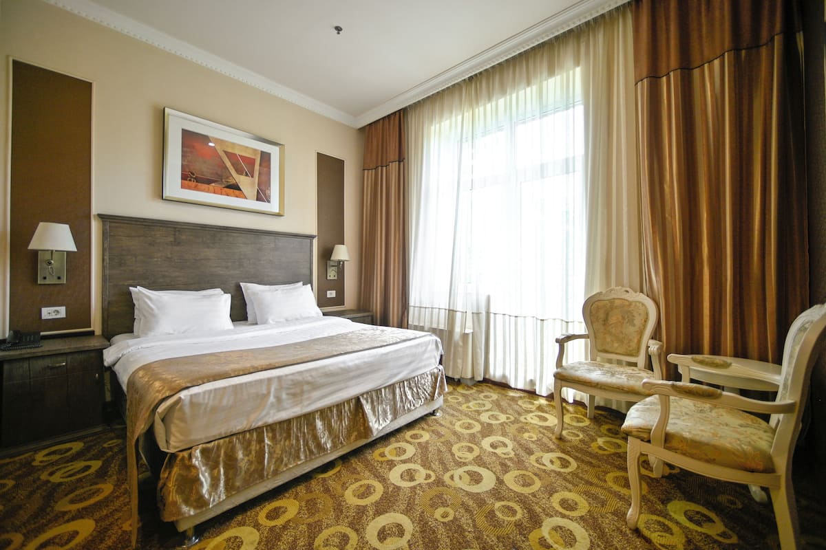 Quarto casal superior | 1 quarto, frigobar, cofres nos quartos, Wi-Fi de cortesia