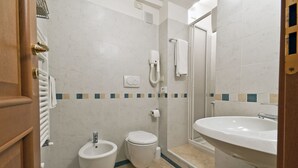 ダブルまたはツインルーム シティビュー (Private External Bathroom) | バスルーム | シャワー、バスアメニティ (無料)、ヘアドライヤー、タオル