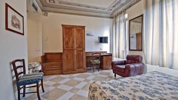 Camera quadrupla, vista città | 1 camera, una scrivania, ferro/asse da stiro, Wi-Fi gratuito