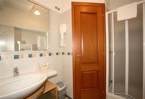 Shower, free toiletries, hair dryer, towels - Al Mercato B&B (Siena)