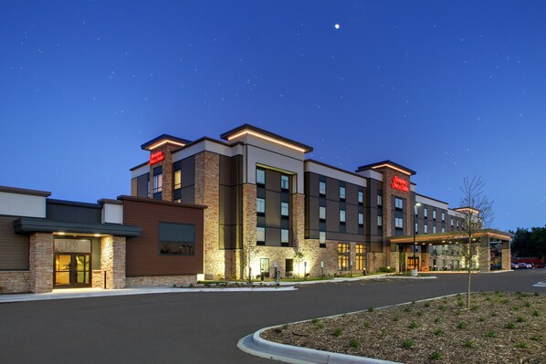 Front of property - evening/night - Hampton Inn & Suites Milwaukee West (Milwaukee)