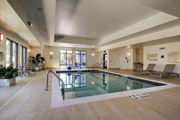 Indoor pool - Hampton Inn & Suites Milwaukee West (Milwaukee)
