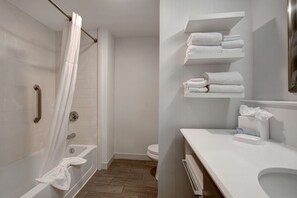 Room, 1 King Bed, Non Smoking | Bathroom | Combined shower/tub, free toiletries, hair dryer, towels - Hampton Inn & Suites Milwaukee West (Milwaukee)