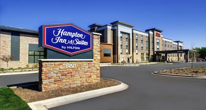 Hampton Inn & Suites Milwaukee West