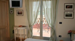 Double or Twin Room, Garden View | Premium bedding, in-room safe, individually decorated - La Terrazza di Reggello (Reggello)