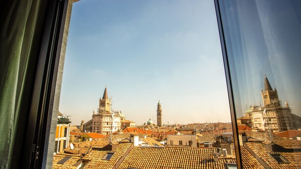 Vista de un paisaje urbano a través de una ventana con cielo despejado.