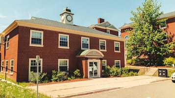 Check-in/check-out kiosk