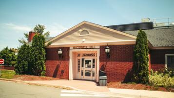 Daily continental breakfast (CAD 5.50 per person)