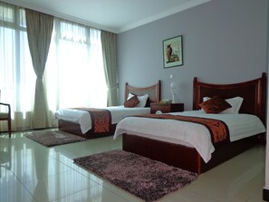 Minibar, in-room safe, desk, iron/ironing board - Helzer Inn (Addis Ababa)