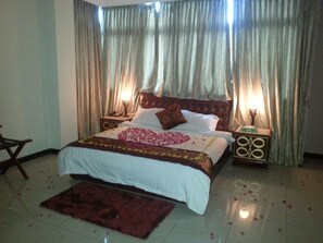 Minibar, caja de seguridad en la habitación y escritorio