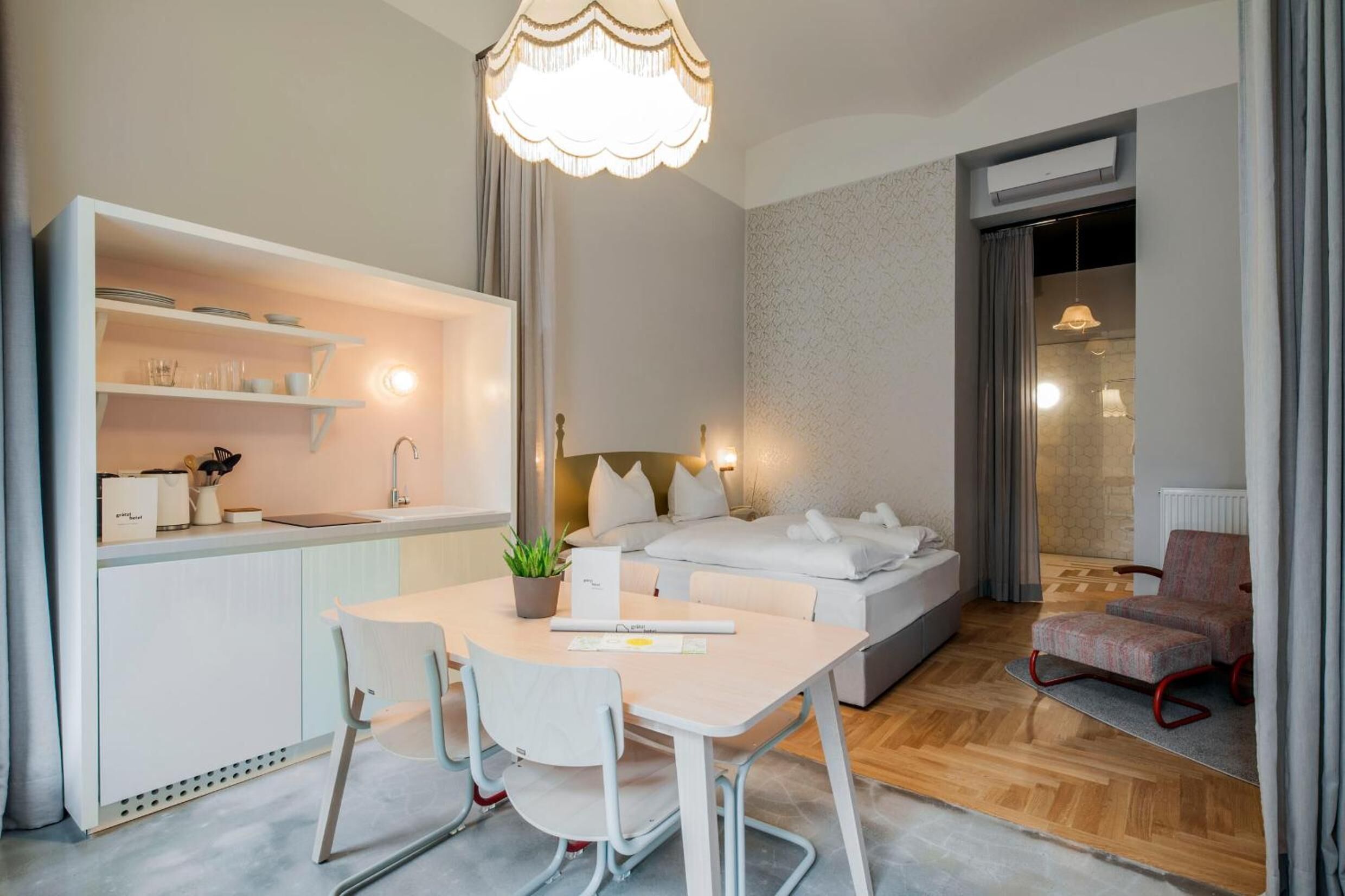 fridge, coffee/tea maker