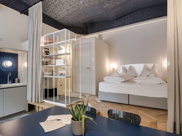 Street Junior Suite Karmelitermarkt | Roupas de cama premium, frigobar, cofres nos quartos, escrivaninha