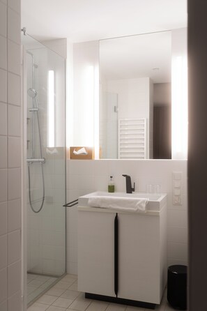Street Junior Suite Afrikanergasse | Banyo | Duş, geniş duş başlığı, ücretsiz banyo/kozmetik ürünleri 