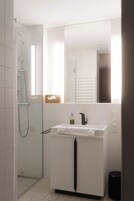 Street Junior Suite Afrikanergasse | Banyo | Duş, geniş duş başlığı, ücretsiz banyo/kozmetik ürünleri 