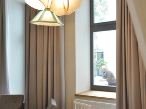 Garden Suite Karmelitermarkt | Roupas de cama premium, frigobar, cofres nos quartos, escrivaninha