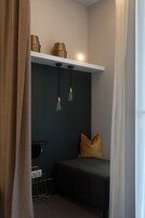 Street Junior Suite Afrikanergasse | Kaliteli yatak takımı, masa, ses yalıtımı, çarşaf takımı 