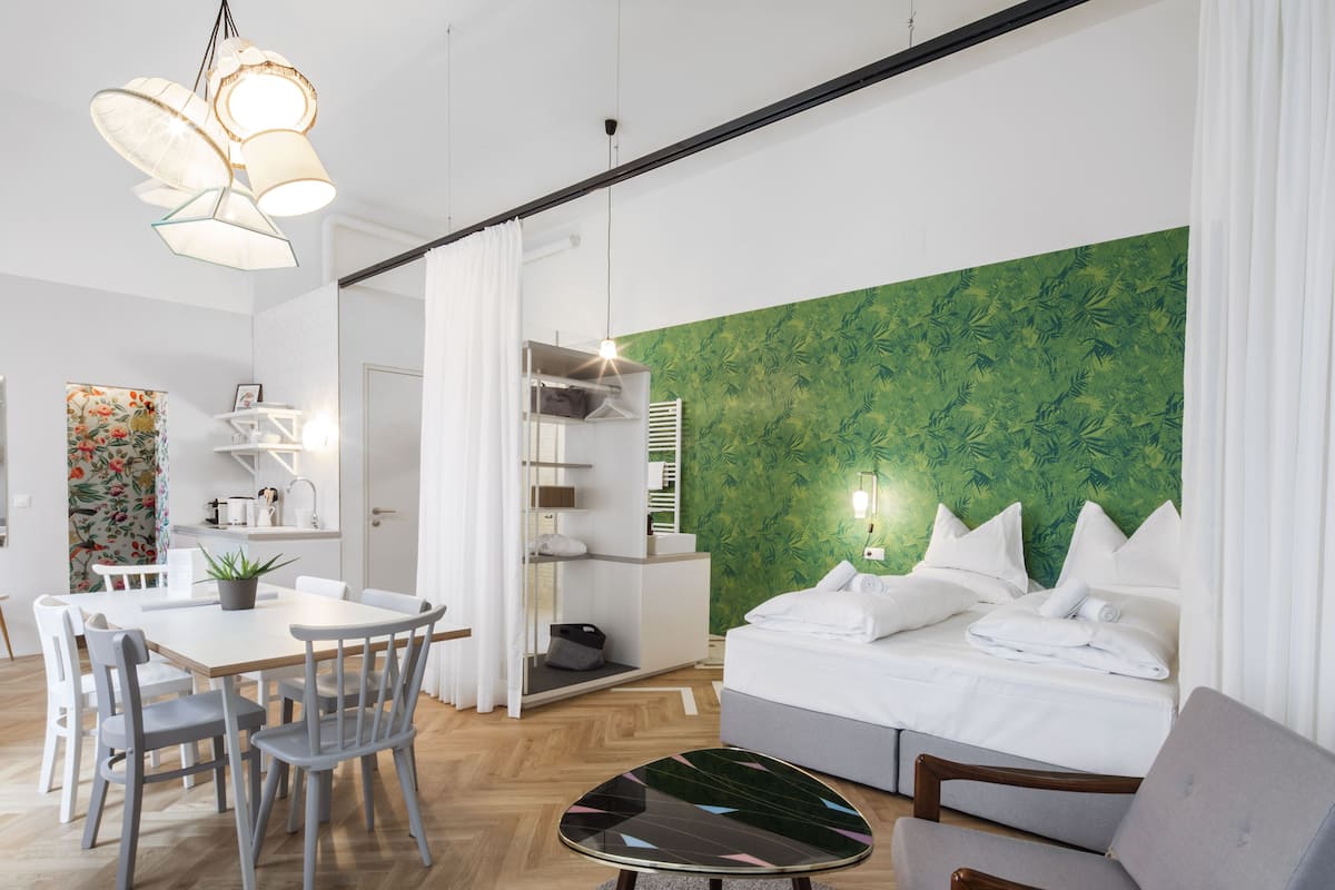 Garden Suite Karmelitermarkt | Premium bedding, minibar, in-room safe, desk