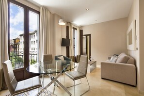 Apartment, 1 Bedroom, City View | Living room | Flat-screen TV - Siloe Plaza (Granada)