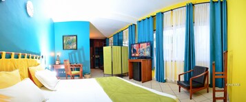 行政套房, 1 张特大床, 无烟房, 泳池景观 | 高档床上用品、迷你吧、客房内保险箱、办公桌