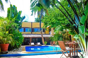 Outdoor pool, pool umbrellas, sun loungers - Hôtel Coco Lodge (Mahajanga)