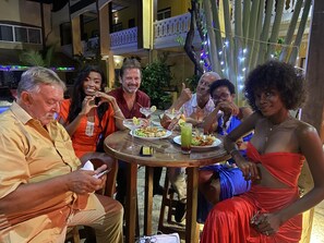 朝食、ランチ、ディナーに営業 (多国籍料理、プール ビュー)