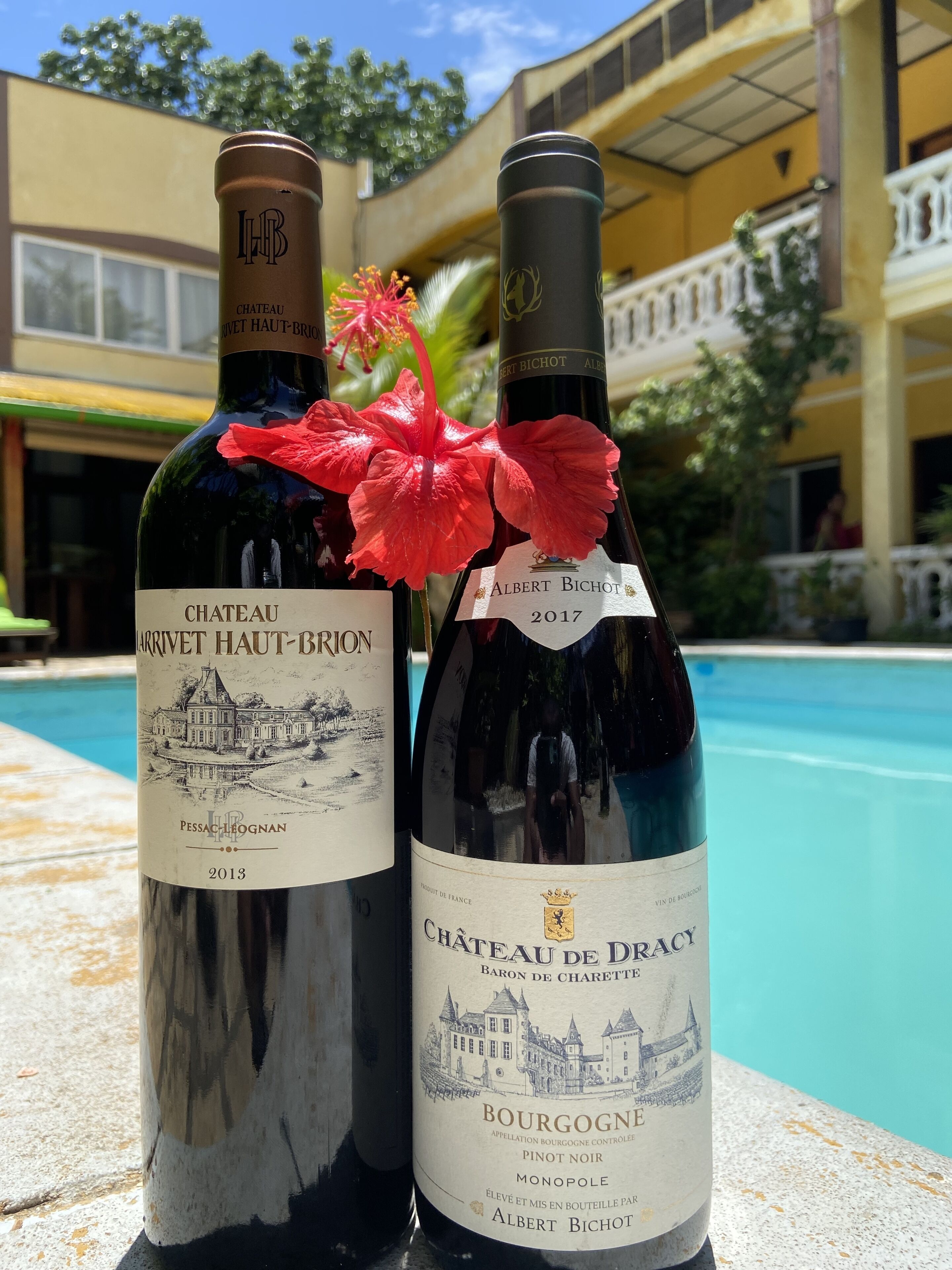 Dos botellas de vino con etiquetas, una con la etiqueta 'CHATEAU ARVET HAUT-BRION' y la otra 'CHATEAU DE PRACY'.